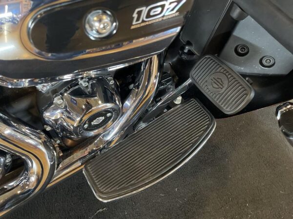 2018 Harley-Davidson® FLHTCU - Electra Glide® Ultra Classic® - Image 8