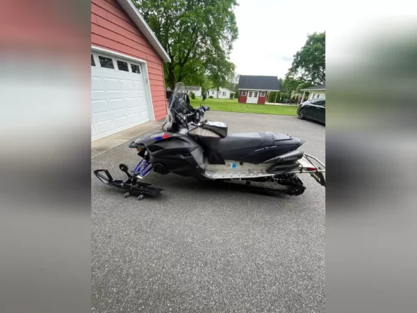 Used 2016 Yamaha Snowmobile VECTOR - Image 2