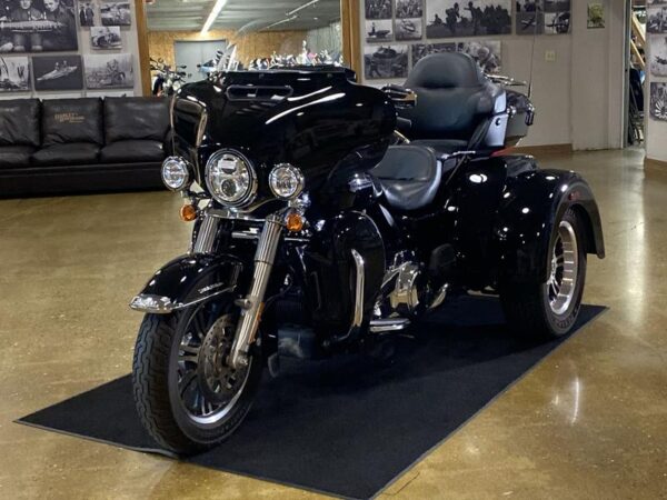 2021 Harley-Davidson® FLHTCUTG - Tri Glide® Ultra - Image 10