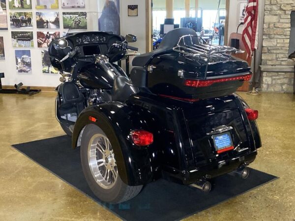 2021 Harley-Davidson® FLHTCUTG - Tri Glide® Ultra - Image 12