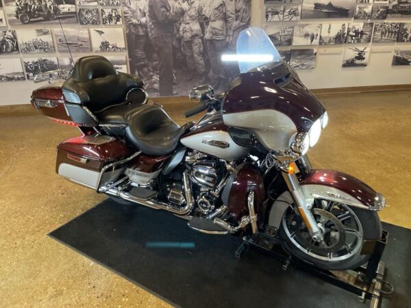 2018 Harley-Davidson® FLHTCU - Electra Glide® Ultra Classic® - Image 6