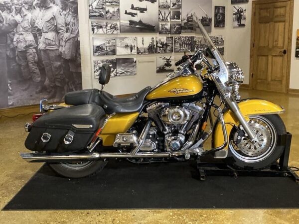2008 Harley-Davidson® FLHRC - Road King® Classic - Image 10